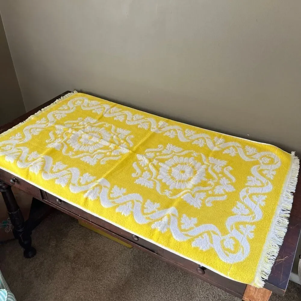 VTG St Mary’s Yellow White Medallion Terry Bath Towel Fringe 42x24 USA